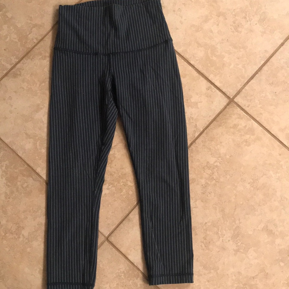Lululemon crops dark blue size 6